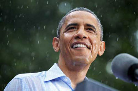 奧巴馬演講時遭遇暴雨淋濕訂做襯衫成“落湯雞”